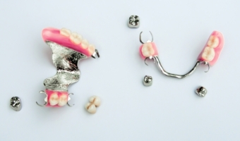 Съемные протезы зубов: виды и особенности