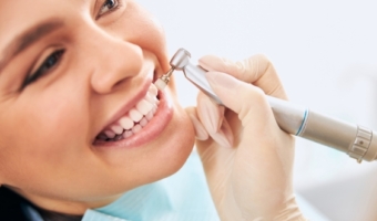 Зачем делать профессиональную чистку в стоматологии?