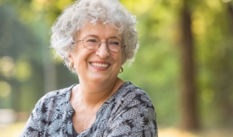 Здоровье зубов и десен в пожилом возрасте: что нужно знать?