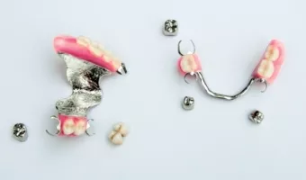 Съемные протезы зубов: виды и особенности