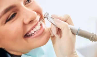 Зачем делать профессиональную чистку в стоматологии?