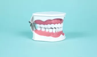 Почему натирает протез и что с этим делать?