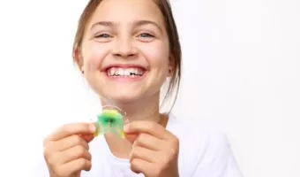 Пластинки для выравнивания зубов у детей: что нужно знать родителям?